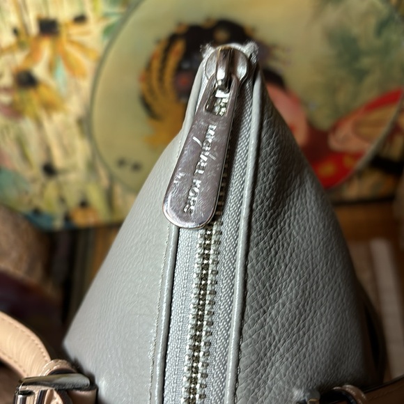 Michael Kors Grey Taupe Zipper Shoulder Bag Cream Straps 14.4”Lx11.5”Hx4”W - Picture 17 of 17